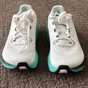 Altra Women’s FWD VIA size 6